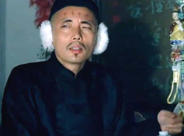 古代有个很抠门的地主老财,正好在春节期间开了一家酒店,缺少一副春联