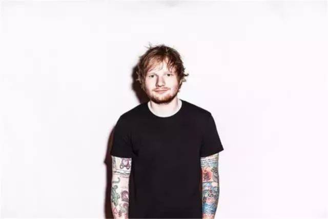 上个月,艾德终于向相恋近三年的女友 彻莉·西伯恩(cherry seaborn)