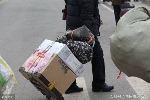 15张外出打工图,与众不同的背包客,看完忍不住落泪了