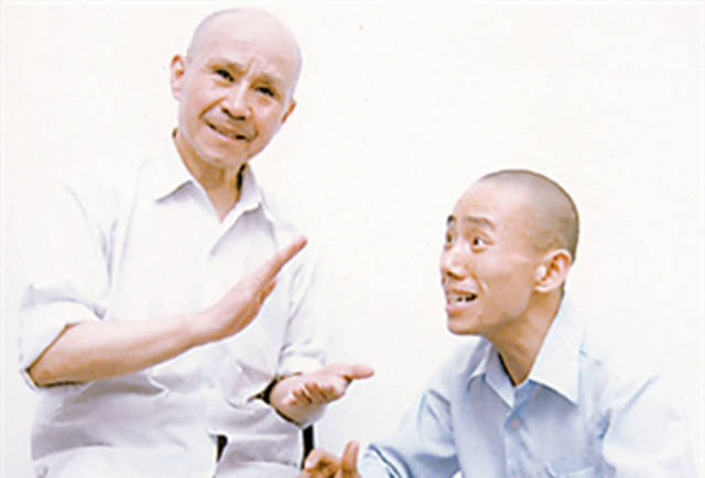 孟广禄(右)与恩师方荣翔在一起