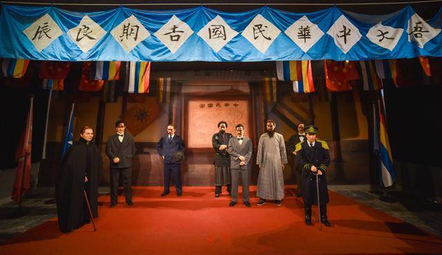 人权方面,消灭歧视,满蒙藏汉大家平等…… 同年4月,南京临时政府结束