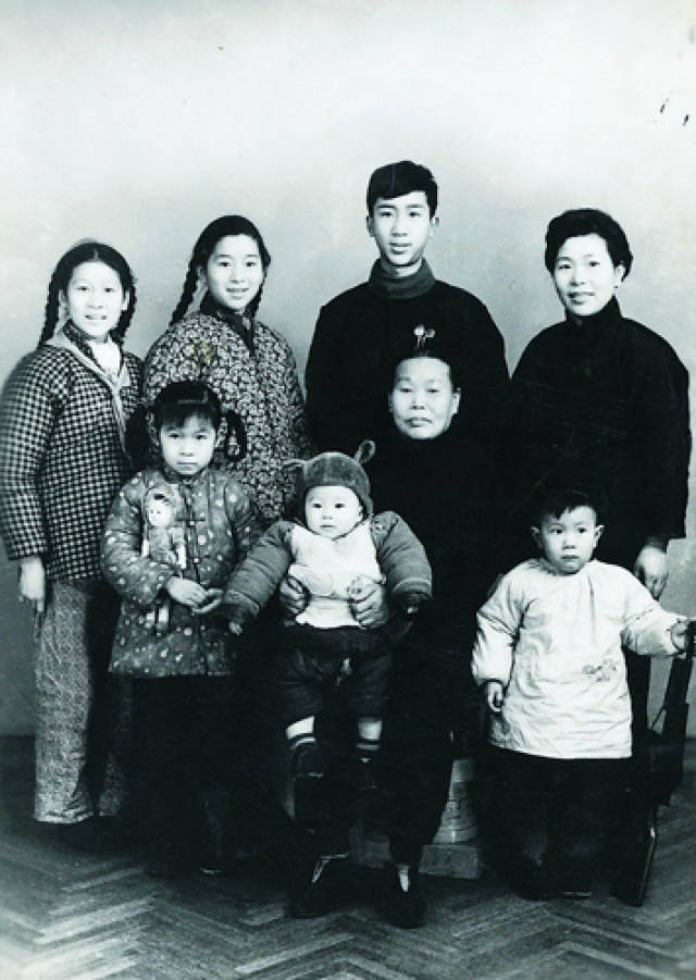 六小龄童送别长兄章金彦