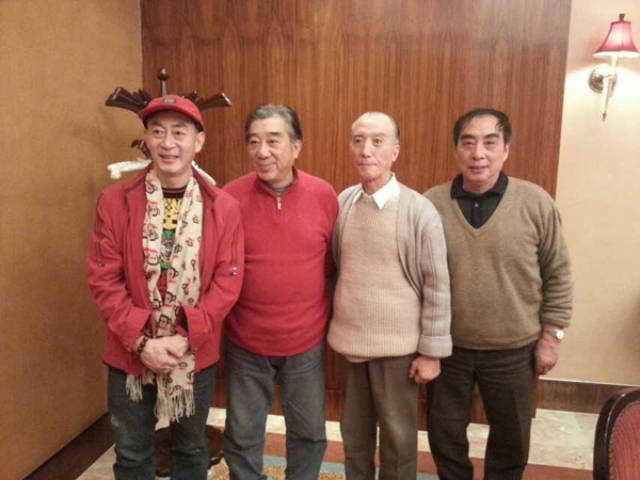 与大哥章金彦(左二),堂兄七小龄童(右二),小七龄童(右一)在绍兴合影