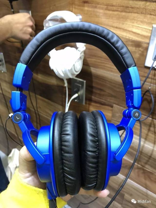 namm 2018 展会:铁三角金属蓝 黑配色限量版 ath-m50xbb 监听耳机第一