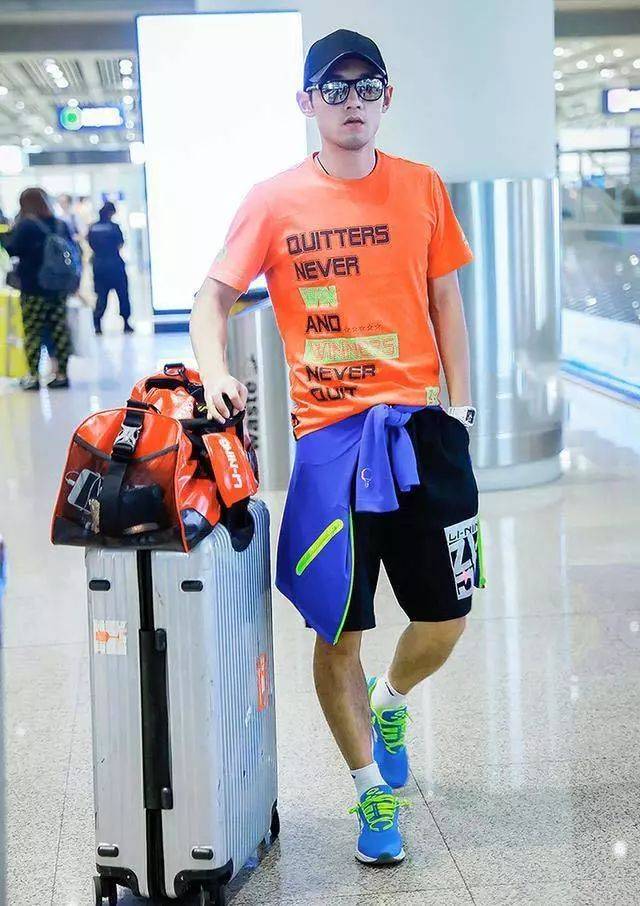 1 张继科景甜这对儿 看起来八竿子打不着的 毕竟两个人的衣服风格