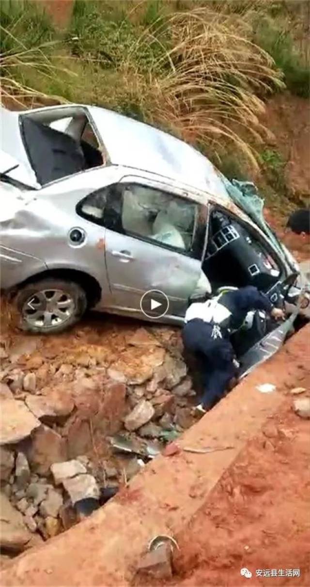 网曝安远重石到永清岩路段车祸,都快摔成废铁!