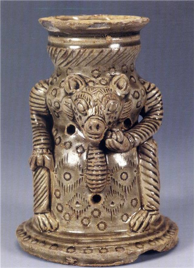 完整的灯盏应该是由灯盏,灯座或者还有托盘组成,这里展示的只是一个