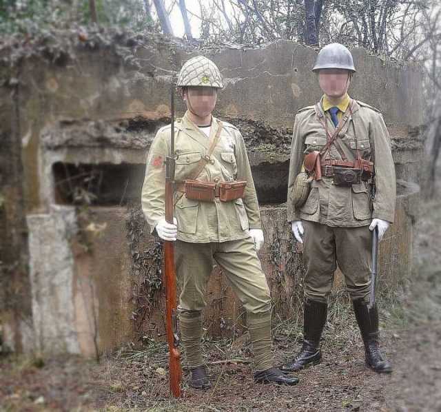 第二張照片,兩人身著日本海軍三式夏裝士兵服與軍官服