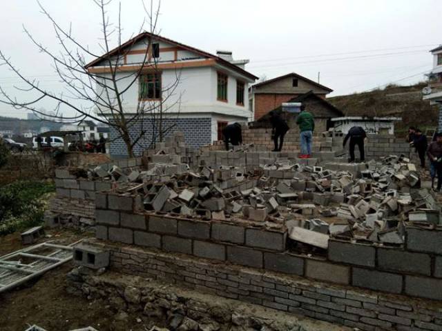 67乡镇动态春节期间龙场镇成功处置5处违章建筑