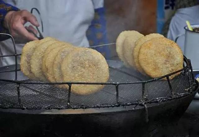 炸洋芋粑,又香又脆,一口一个,趁热吃,分分钟找回小时候的感觉.