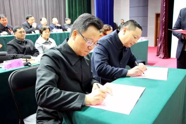 县委书记梁涛和各战区指挥长签订军令状,责任书