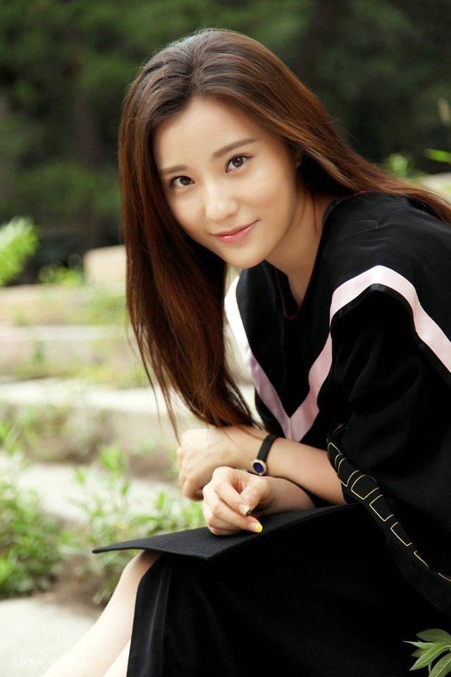 不一样的女神鲍天琦,电眼十足!