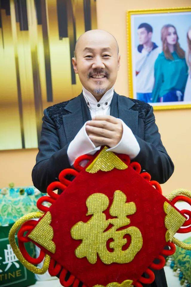 众歌手合唱《隐形的翅膀》欢迎腾格尔 "天堂三人组"顺利会师