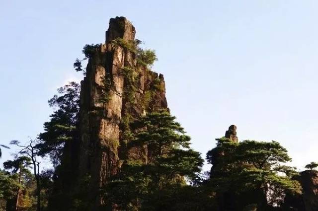 巨大的石峰从山顶垂直到山脚,更显气势雄伟的森严,给人一种神圣不可