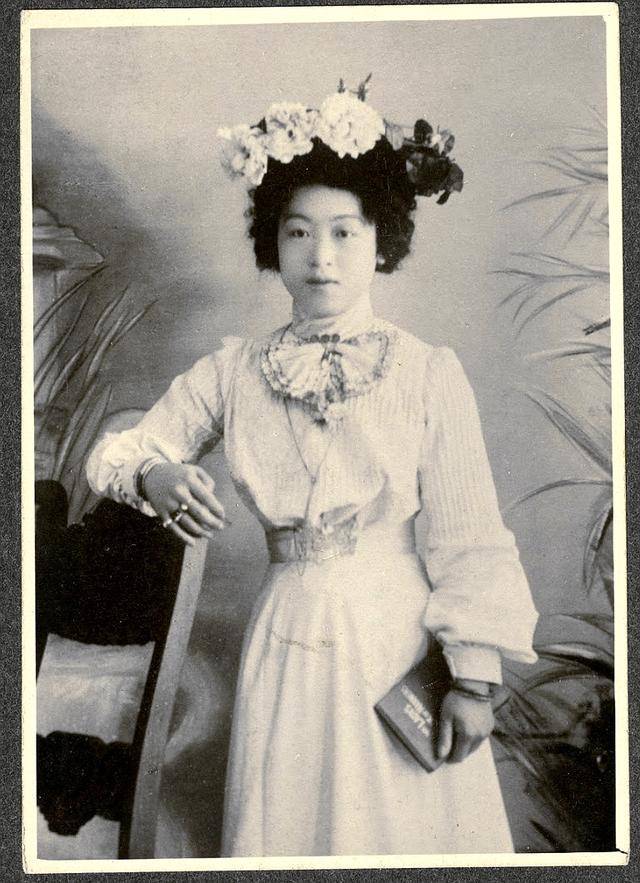 老照片:民国犯人游街示众;康有为女儿头戴花环,一副淑女模样