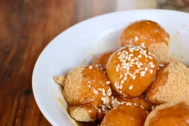 豆面汤圆是黄豆面裹在汤圆上,最后淋上红糖,本地人很喜欢吃的小吃,吃