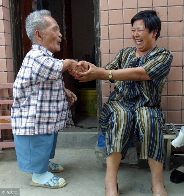 年近九旬的袖珍老人高调征婚,娶到漂亮的51岁第5任新娘