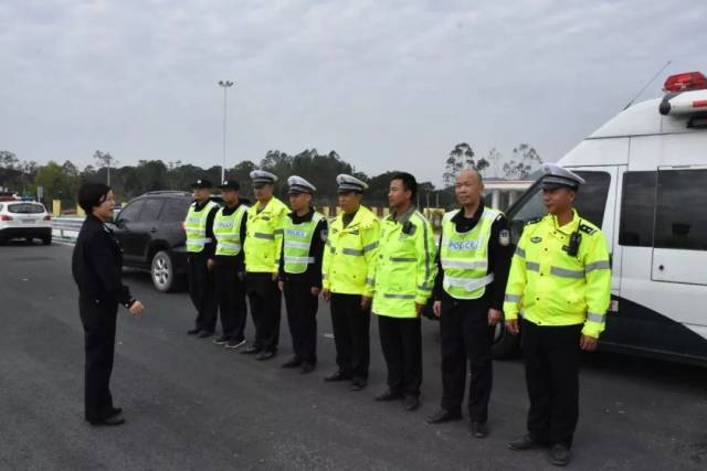 潮州市公安局交警支队长郑臣烈作统一部署(右三)