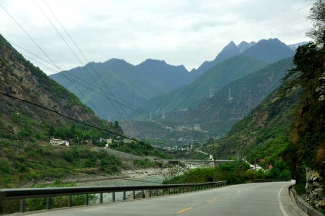 过桥后的省道s211就好跑多了.