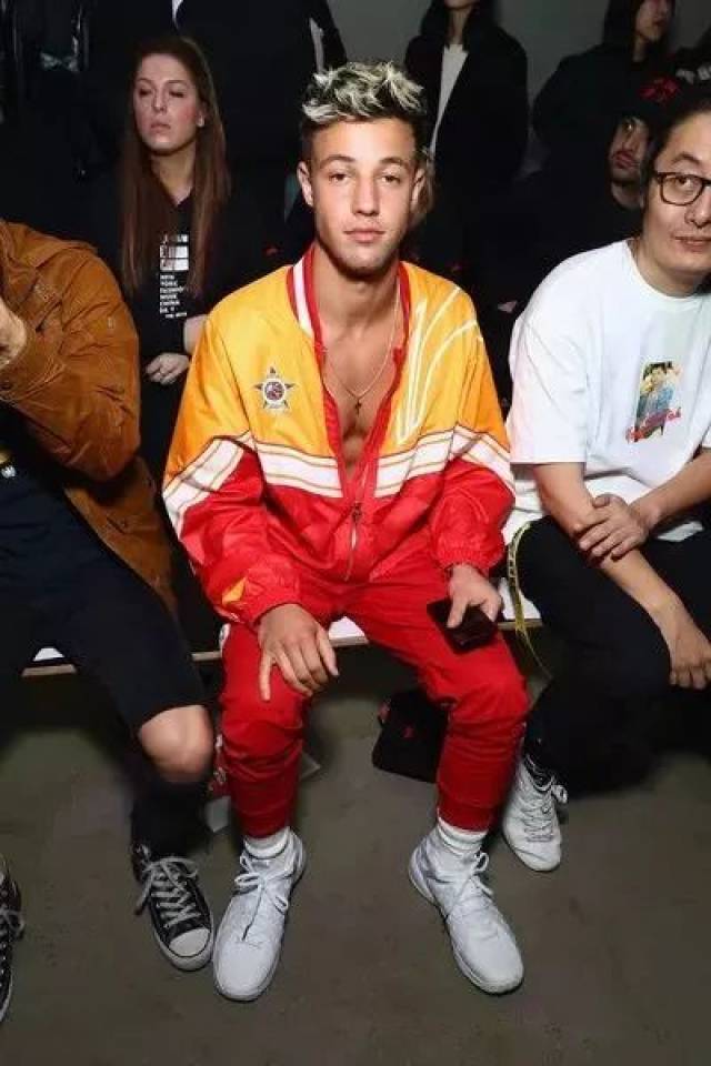 譬如出演了《速度与激情8》的scott eastwood,就是下面穿着李宁蓝色