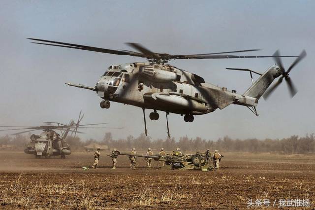 美军超级种马重型直升机吊运火炮