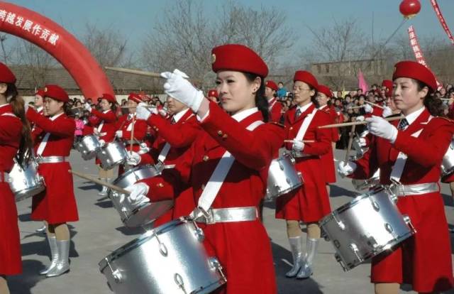 女子红色军鼓队服装图片
