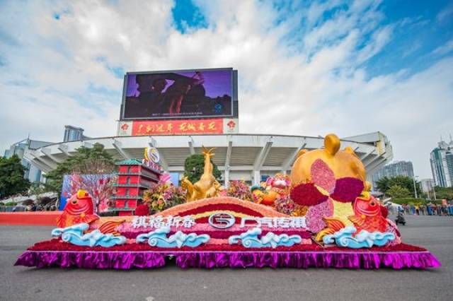 廣州迎春花車巡遊盛況空前 