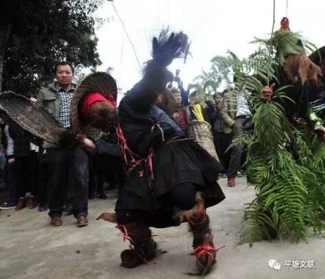 大妹在楼上滚动空桐木的动作更勤,"雷声"更响.