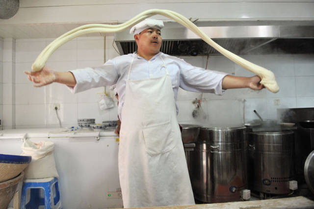 青岛摔面小伙一夜成名 舌尖3播出后 小伙摔面动作成表情包