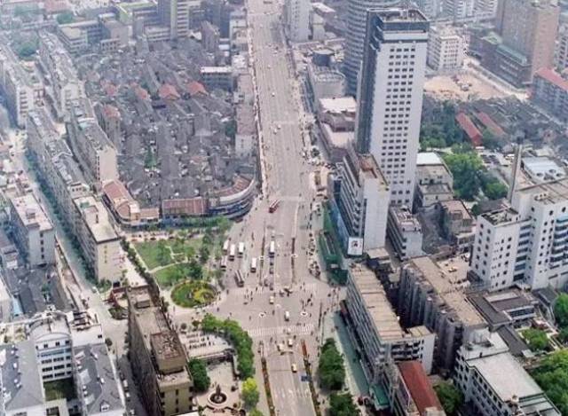 1998年的常州,南大街还是热闹平凡,每逢节假日,熙熙攘攘的人群,摩肩