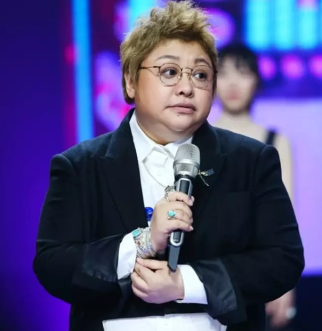 韩红可谓是绿松石的忠实爱好者,除了那条108颗高瓷高蓝绿松的顶级标配