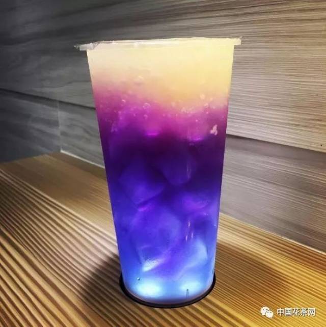 梦幻柠檬绿做法:1,绿茶基底150ml 柠檬汁15ml 果糖30ml 冰块80g