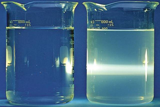 这种会出现丁达尔现象的体系被称为胶体,胶体中的颗粒直径一般在几十