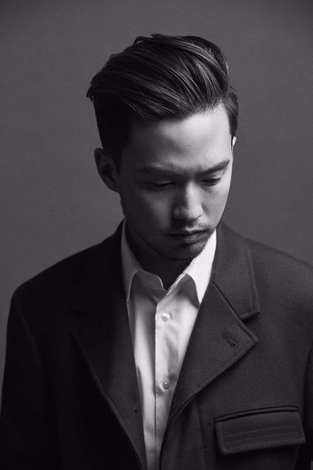 以slick back为基础简易剪裁的造型.