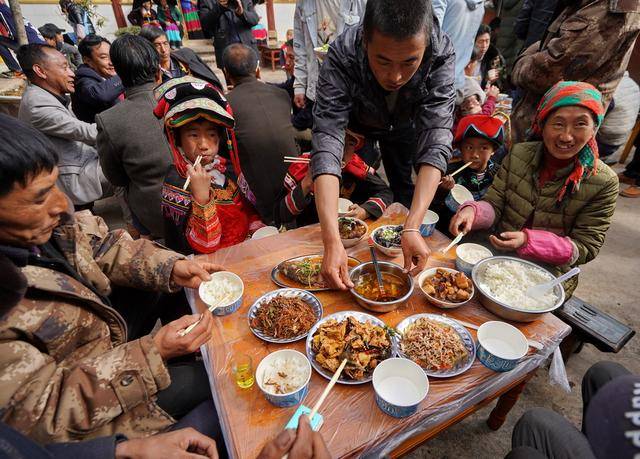 大山里彝族嫁姑娘吃"九大碗",村民盛装来贺,流水席从早吃到晚