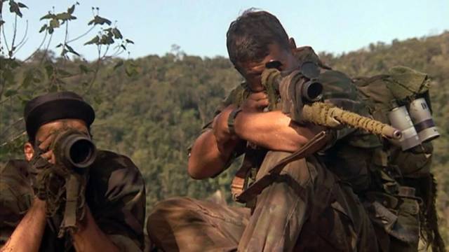 硬汉托马斯·贝克特(汤姆·贝伦杰 tom berenger饰)是一位美国海军