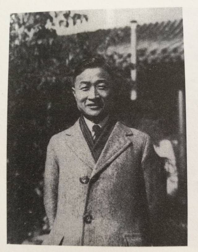 2,晏阳初,四川巴中人,一生致力于平民教育和乡村建设.