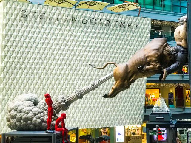 随处可见超现实主义绘画大师达利的雕塑艺术作品,北京侨福芳草地