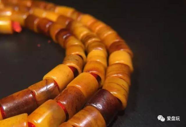 鹰骨属于飞禽骨壁很薄 藏区的鹰骨佛珠其实是秃鹫骨也叫做鹫鹰 在藏民