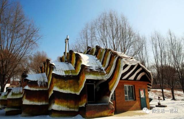 转过来以后,令人很意外,原来是一个房子,按照海螺的造型设计的.