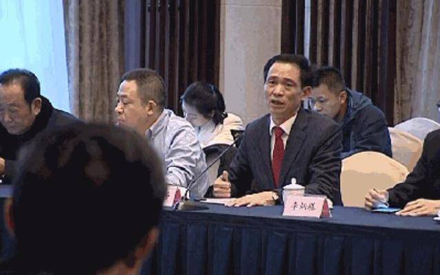 市长戴源同企业家代表们座谈交流会上,德龙镍业戴国芳说:去年德龙4个