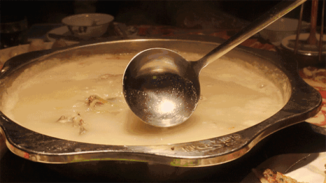 舀一碗热乎的火锅汤下肚,带来的是营养还是危害?