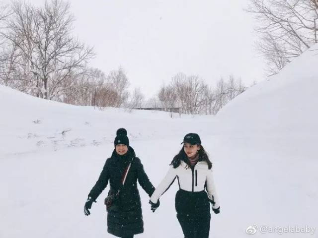 Angelababy晒儿子小海绵玩雪照片,网友感叹绝