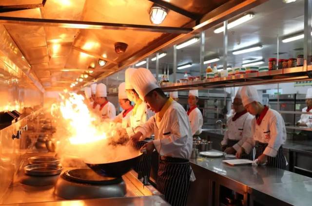 中餐厨房/火锅店厨房厨师(10名) 带薪学徒(10名) 环城凯斯顿酒店厨房