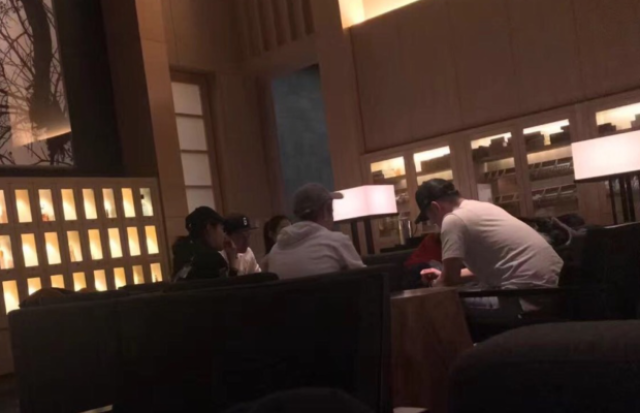 鹿晗关晓彤陈赫张子萱日本抽烟,聊天噪音大被