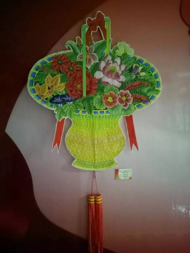 传统物件 自然也得提到 京剧人物和 脸谱 福寿风筝,灯笼风筝 喜字风筝