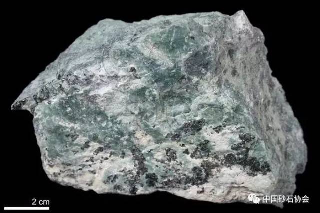 quartzite 石英岩為堅硬緻密之粒狀岩石, 其組成顆粒為細粒乃至粗粒.