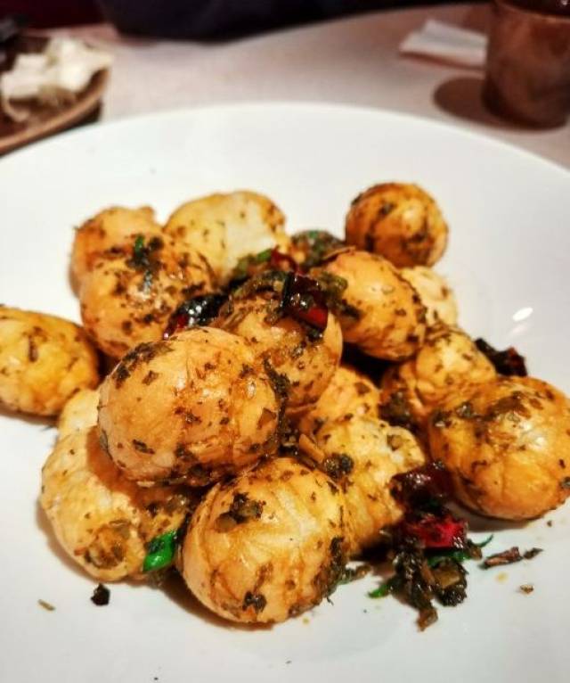 名字听起来黑暗的不得了 油里拉过的汤圆里面脆脆的,内芯是甜的黑洋酥