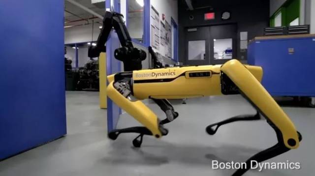 波士顿动力公司黄狗机器人 SpotMini 开门逃跑