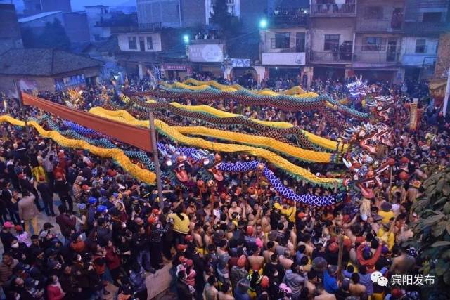 当晚,有12条炮龙在炮龙老庙开光.宾阳发布